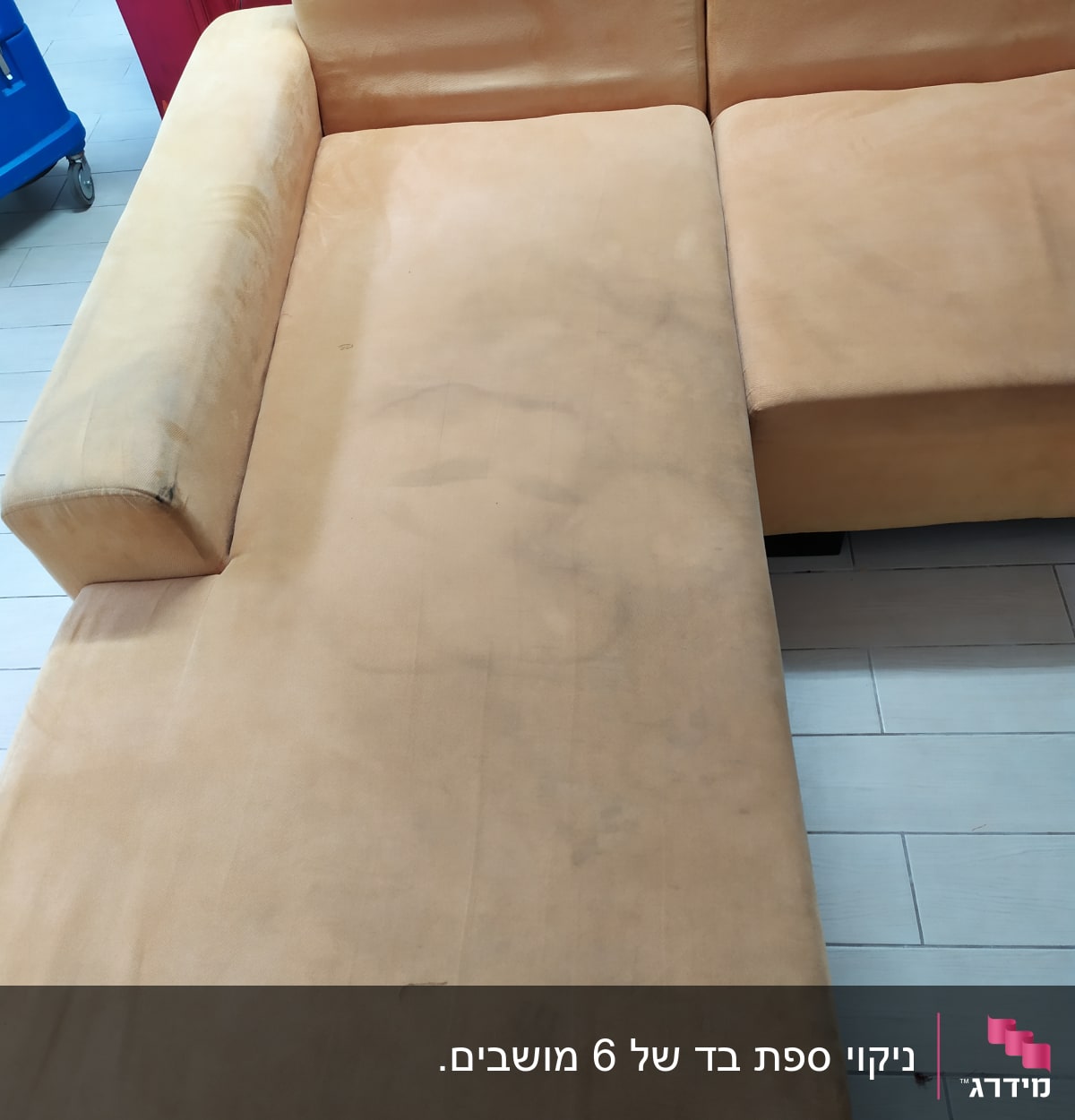 ספה עם כתמים על הריפוד